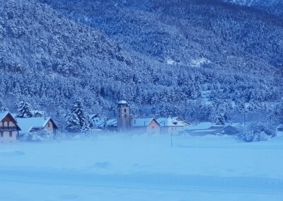 Village des Alberts et son clocher dans la brume hivernale