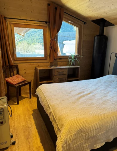chambre chaleureuse avec lit double location Manjula