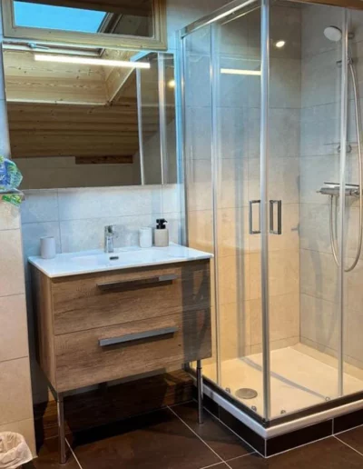 salle de bain spacieuse location manjula