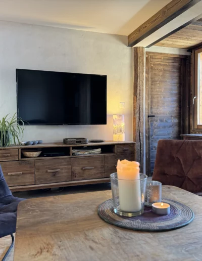 L’espace télé confortable avec son grand écran location Manjula